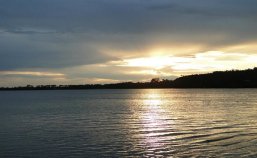 Presença de óleo em córrego é investigada