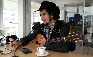 “Eu sinto que o pop rock tem um excesso de vaidade”