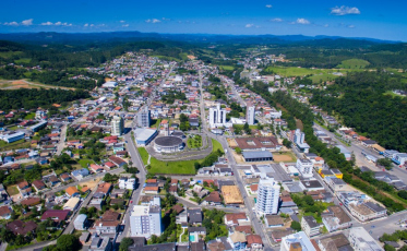 Lauro Müller praticamente inteira sem energia elétrica