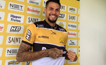 Léo Santos é apresentado no Criciúma
