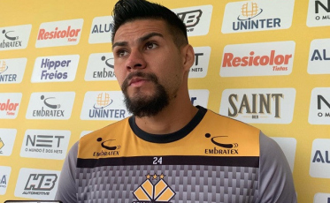 A dupla de zaga do 4-4-2 está fora