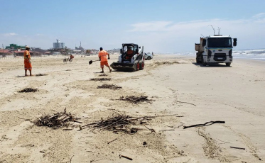 Equipes trabalham na limpeza da orla de Balneário Arroio do Silva