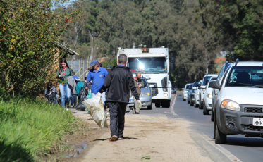 Ação do Lions Clube retirou mais de uma tonelada de lixo da SC-108 em Cocal do Sul