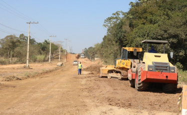 Prefeitura inicia pavimentação de estrada na Linha Cabral