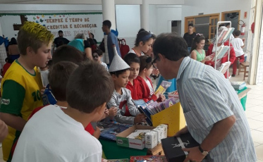 Içara: Dia do Livro Infantil com estimulo à leitura na escola Quintino Rizzieri