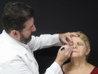 Clínica recebe idosos para cirurgias de blefaroplastia