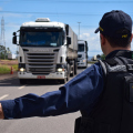 BR-101 em Tubarão segue em meia pista após acidente e trecho escorregadio exige cautela 