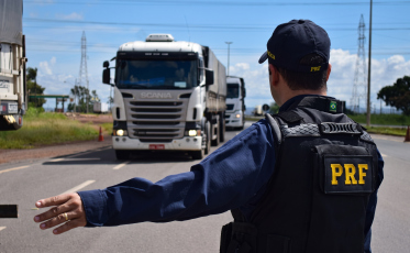 BR-101 em Tubarão segue em meia pista após acidente e trecho escorregadio exige cautela 