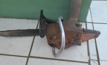 Briga no corte de madeira termina com homem ferido por motosserra