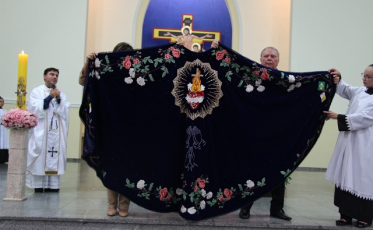 Emoção na benção solene ao novo manto