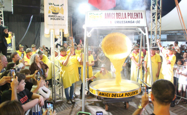 Tombo da polenta marca abertura oficial da 13ª Maggiofest em Morro da Fumaça