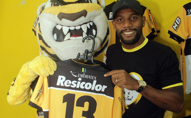 Cores e bandeira do Brasil, autógrafo, marca d'água e o número 13