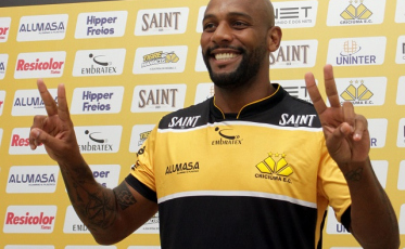 O 13 do Maicon agora é tricolor