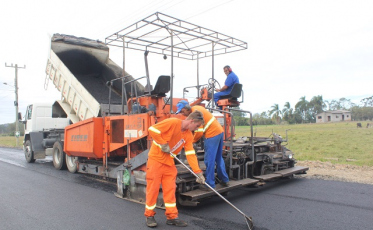 Obras de asfaltamento em ritmo acelerado em Maracajá