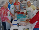 Mulheres passam por capacitação sobre preparo de frangos