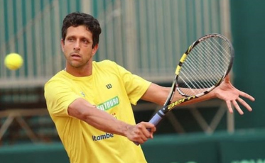 Marcelo Melo treina em Criciúma para confronto da Copa Davis