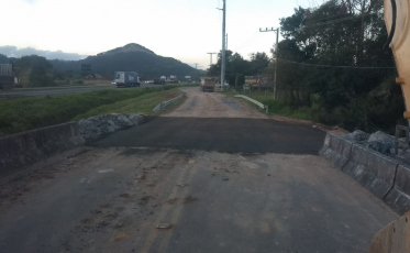 Via marginal aberta na BR-101 em Sangão