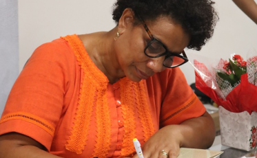 Escritora radicada em Criciúma participa da Feira do Livro de Lisboa