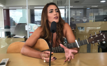 Cantora dos clássicos e participações em programas nacionais