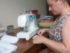 Monitoras e voluntárias de projetos da Afave produzem máscaras