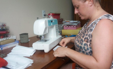 Monitoras e voluntárias de projetos da Afave produzem máscaras
