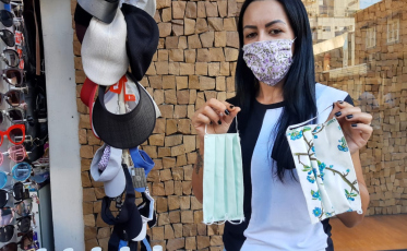 Não por moda, mas por necessidade, máscaras tomam as ruas