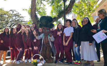 Uma mistura de Groot com a árvore da Famcri