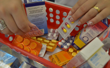 Senador propõe liberação de venda de medicamentos