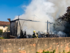 Menina de 11 anos escapa ilesa de incêndio que destruiu casa em Tubarão