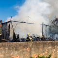 Menina de 11 anos escapa ilesa de incêndio que destruiu casa de madeira em SC