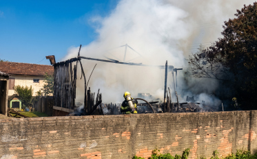 Menina de 11 anos escapa ilesa de incêndio que destruiu casa de madeira em SC