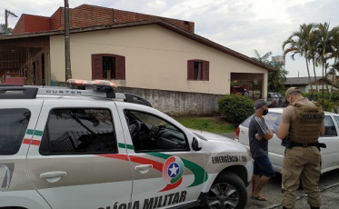 Carros plotados em frente do local de votação da Mina União