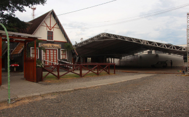 Estrutura da 13ª Maggiofest começa a ser montada em Morro da Fumaça