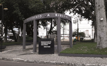 Monumento à Bíblia em local novo