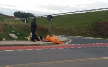 Morador de rua faz da Via Rápida o seu lar (VÍDEO)