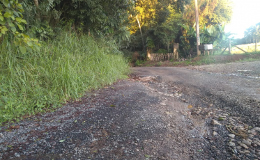 Buracos, lama e muito transtorno no caminho do Morro da Cruz (VÍDEO)