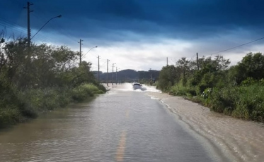 Água na pista no acesso a Sangão por Morro da Fumaça (VÍDEO)