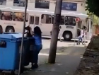 Em plena luz do dia, mulher é flagrada jogando cachorro no lixo (VÍDEO) 