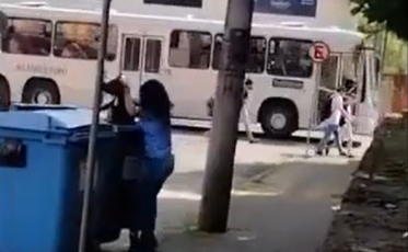 Em plena luz do dia, mulher é flagrada jogando cachorro no lixo (VÍDEO) 