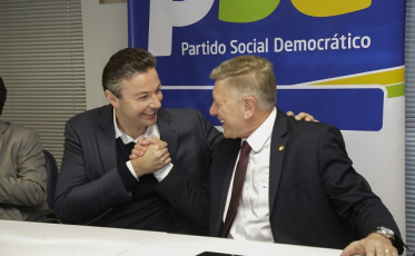 Napoleão Bernardes assina ficha no PSD