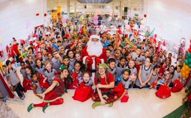 Crianças carentes ganham festa e presentes de Natal