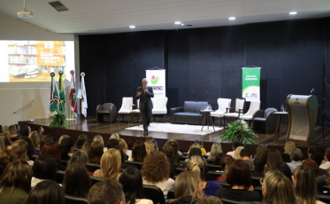 Educadores e lideranças em palestra com secretário na Unesc
