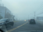 [Áudio] Dirigir com neblina exige cuidados; orientações para conduta segura