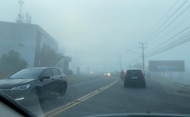 [Áudio] Dirigir com neblina exige cuidados; orientações para conduta segura