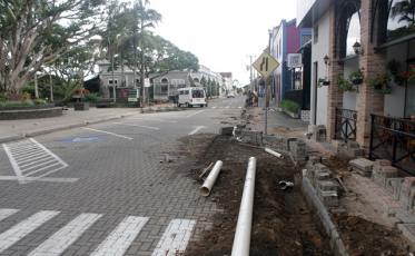 Prefeito reúne moradores para apresentar cronograma de obras