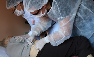 Secretaria Municipal de Saúde prioriza a imunização de idosos acamados