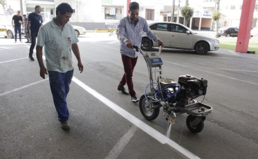 Equipamento reforça pintura de sinalização em Forquilhinha
