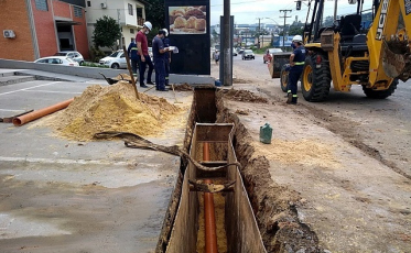 Obras de esgotamento sanitário ocorrem nas proximidades da Luiz Rosso