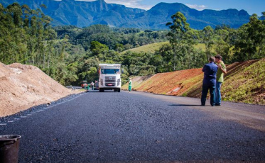 Pavimentação entre Guatá e Rio do Rastro receberá incremento de mais 100 metros