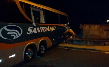 Ônibus bate em muro de residência na Via Rápida